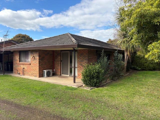 2 bedroom unit in quiet area