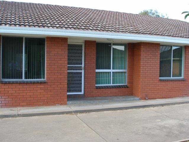 2 bedroom unit in quiet setting