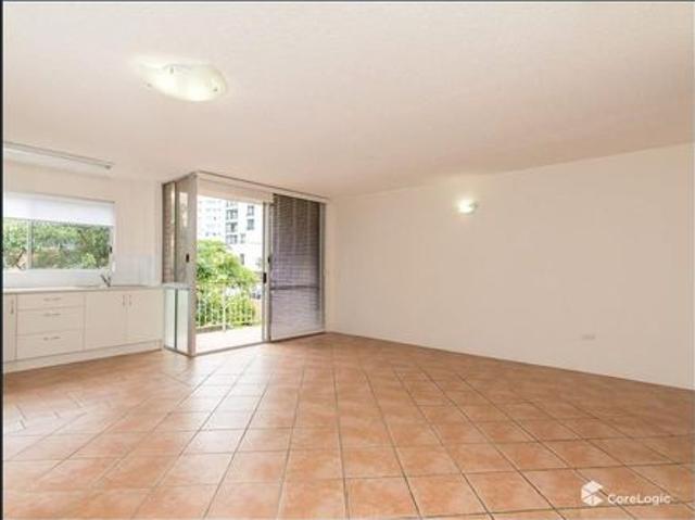 2 Bedroom Unit Metres From The Broadwater!
