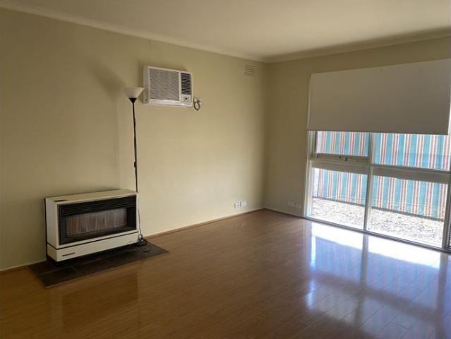 2 BEDROOM UNIT NEAR PUBLIC TRANSPORT AND SHOPS