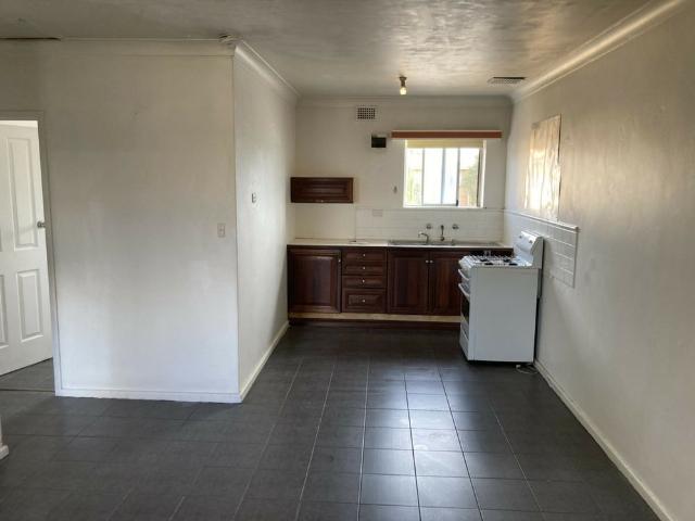 2 Bedroom Unit Opposite Arndale Shopping Centre