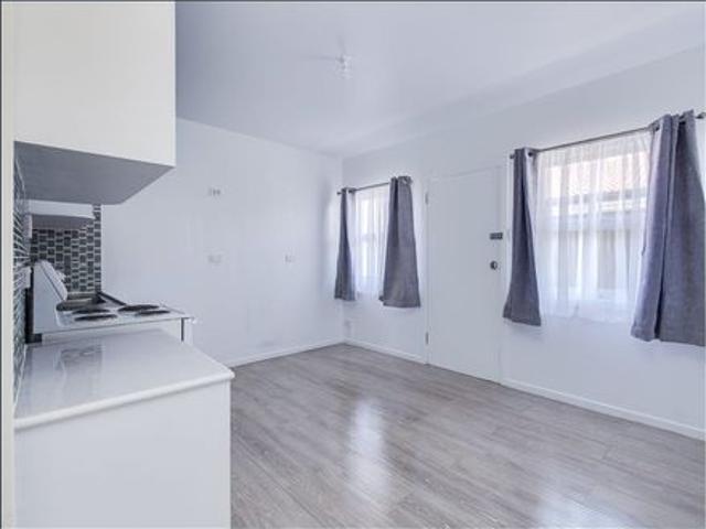 2 Bedroom unit short walk to the beach & cafes
