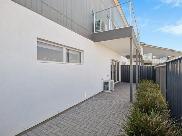 2 Bedroom Unit Situated Moments From The Beach!