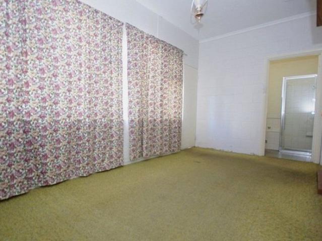 2 BEDROOM UNIT/HOMETTE JUST A SHORT WALK TO THE PARADE!