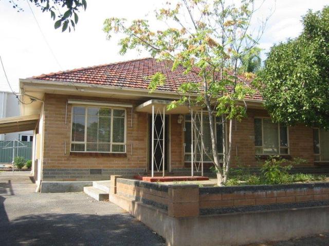 2 BEDROOM UNIT/HOMETTE JUST A SHORT WALK TO THE PARADE!