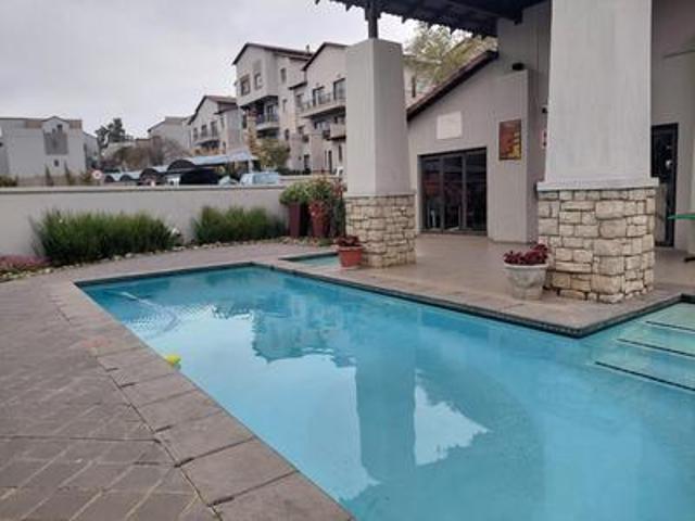 2 bedroom upstairs unit in sunninghill