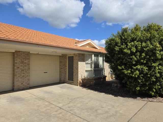 2 BEDROOM VILLA WITH LOCK UP GARAGE, RECENTLY PAINTED AND POLISHED FLOORS