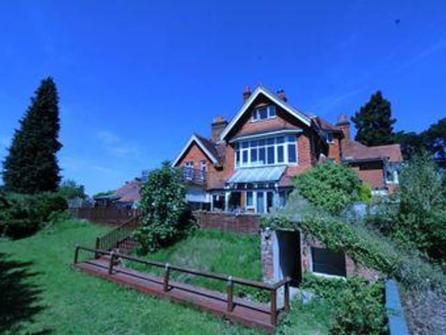 2 Bedrooms Maisonette for rent in Lake House, Butler Road, Bagshot, Surrey GU19