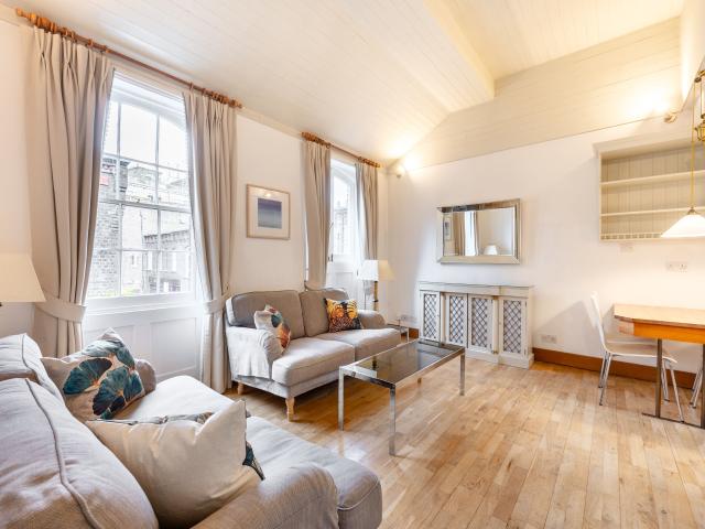 2 Bedrooms Mews for Rent in Lucerne Mews | Foxtons