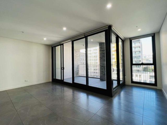 2 bedrooms apartment filled with sunlight, with two super spacious balconies