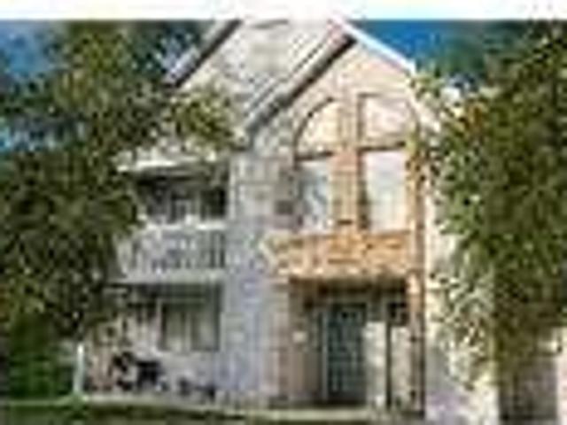 2 bedrooms Apartment Large & Bright. Parking Available!