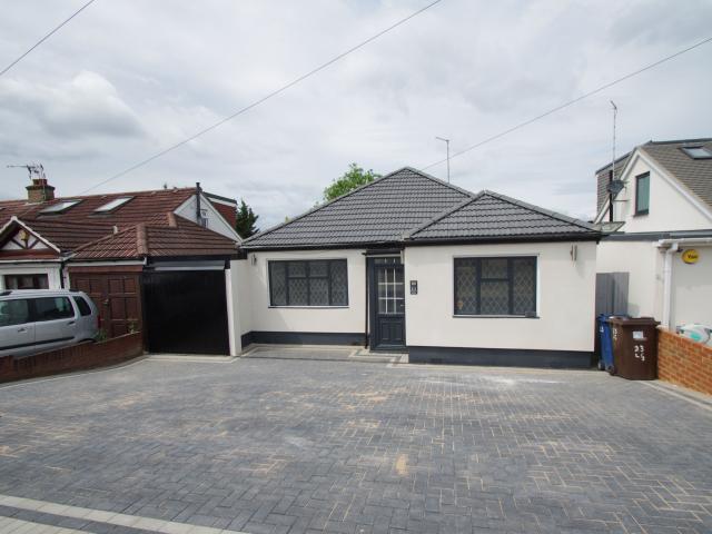 2 Bedrooms Bungalow for Rent in Lyndhurst Gardens | Foxtons