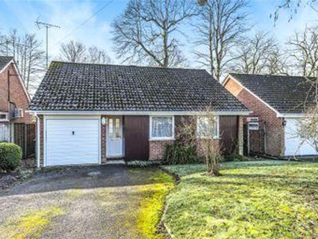 2 Bedrooms Bungalow for sale in Mulberry Close, Crowthorne, Berkshire RG45