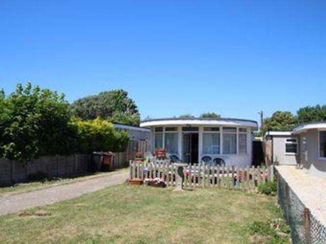 2 Bedrooms Bungalow for sale in Coast Road, Pevensey BN24