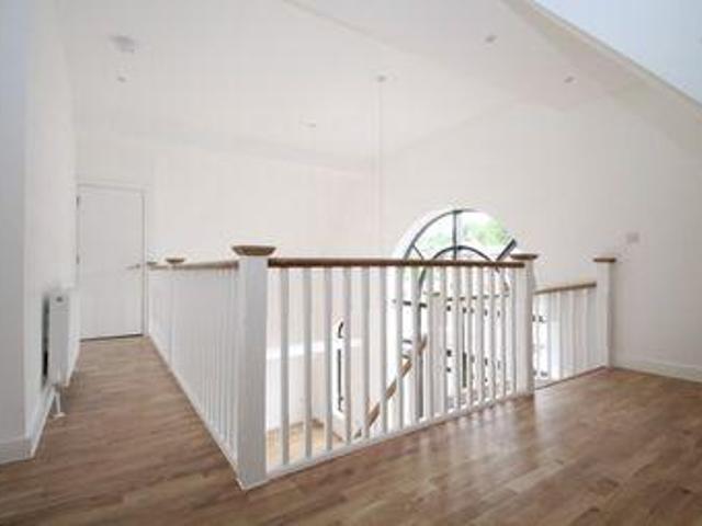 2 Bedrooms Flat for rent in 1 Whyteleafe Hill, Whyteleafe CR3