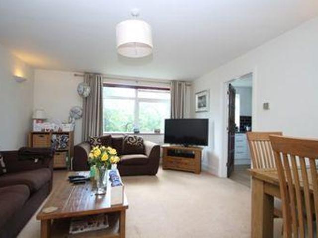 2 Bedrooms Flat for rent in 33 Bromley Common, Bromley BR2
