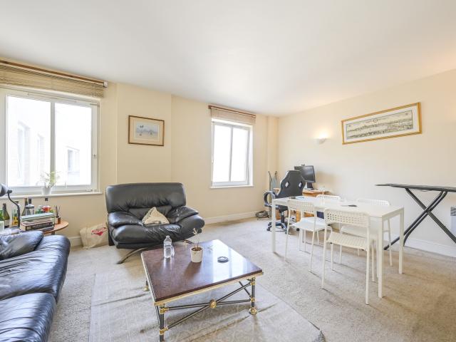 2 Bedrooms Flat for Rent in Coke Street | Foxtons