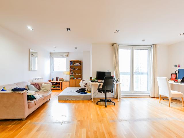 2 Bedrooms Flat for Rent in City Tower | Foxtons