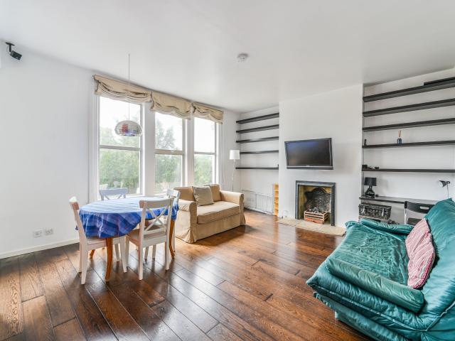 2 Bedrooms Flat for Rent in Claphm Common North Side | Foxtons