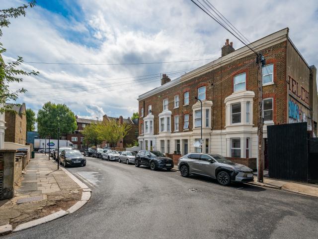 2 Bedrooms Flat for Rent in Claremont Road | Foxtons