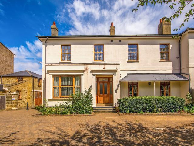 2 Bedrooms Flat for Rent in Addiscombe Road | Foxtons