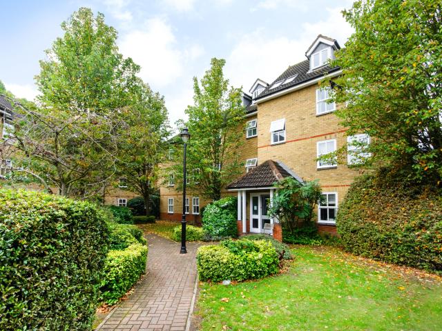 2 Bedrooms Flat for Rent in Alfred Close | Foxtons