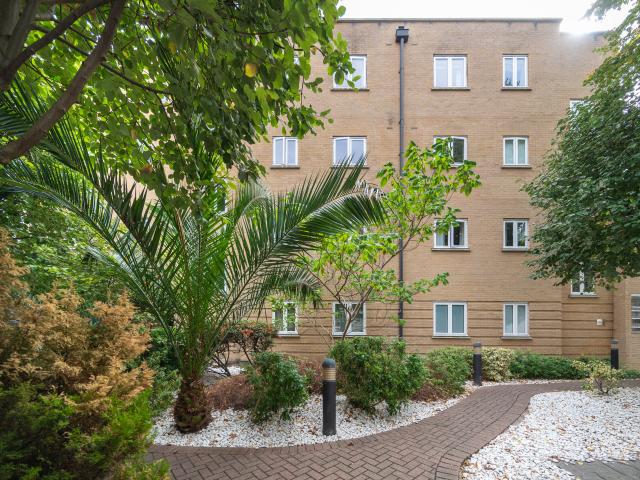 2 Bedrooms Flat for Rent in Blenheim Grove | Foxtons