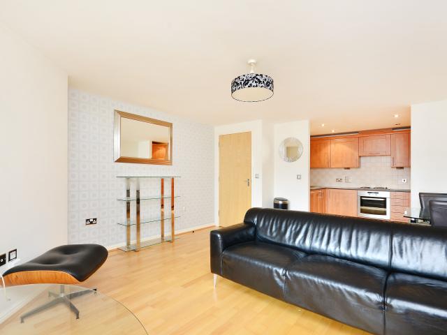 2 Bedrooms Flat for Rent in Broadway | Foxtons