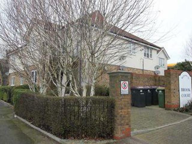 2 Bedrooms Flat for rent in Brook Court, Rayleigh, Essex SS6