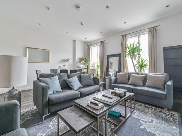 2 Bedrooms Flat for Rent in Buckingham Palace Road | Foxtons