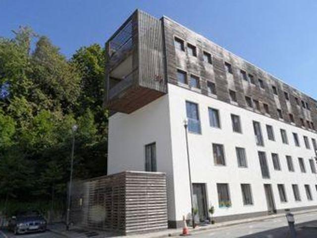 2 Bedrooms Flat for rent in Godstone Road, Whyteleafe CR3