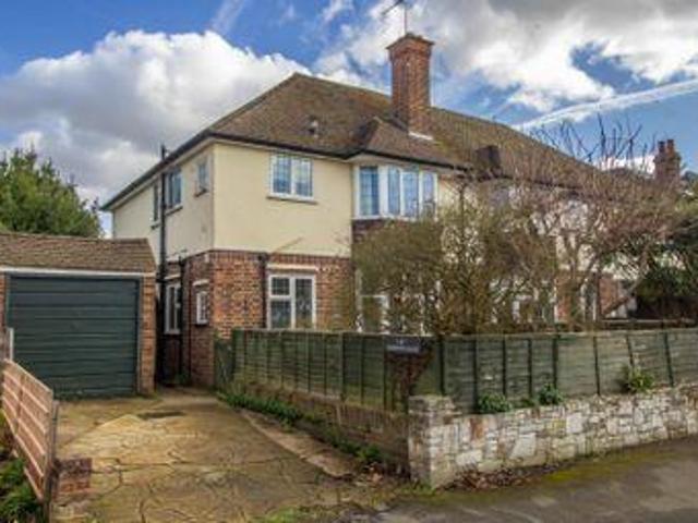 2 Bedrooms Flat for rent in Gordon Road, Claygate, Esher KT10