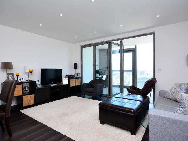 2 Bedrooms Flat for Rent in Great West Quarter | Foxtons