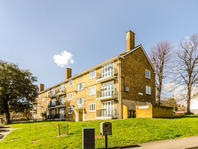 2 Bedrooms Flat for Rent in Domett Close | Foxtons