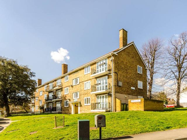 2 Bedrooms Flat for Rent in Domett Close | Foxtons
