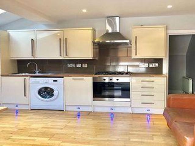 2 Bedrooms Flat for rent in Derinton Road, London SW17