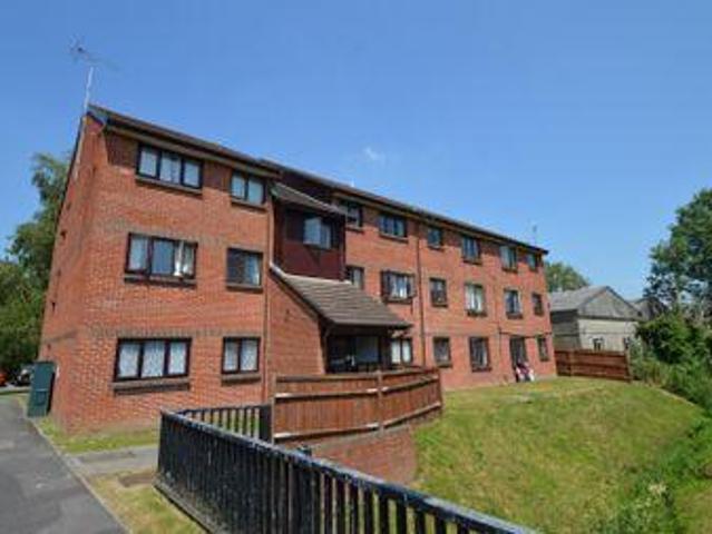 2 Bedrooms Flat for rent in Drum Mead, Petersfield GU32