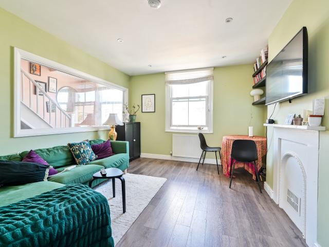 2 Bedrooms Flat for Rent in Endwell Road | Foxtons