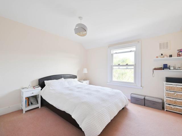 2 Bedrooms Flat for Rent in Elms Road | Foxtons