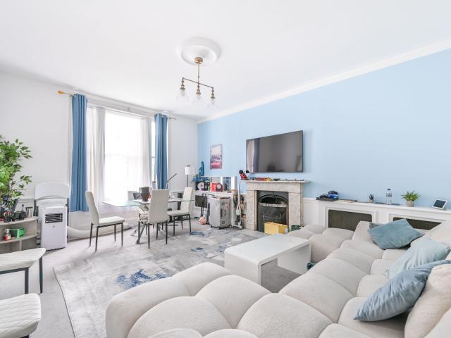 2 Bedrooms Flat for Rent in Elsham Road | Foxtons