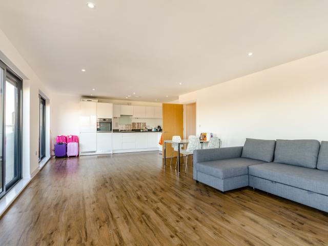2 Bedrooms Flat for Rent in Ewell Road | Foxtons
