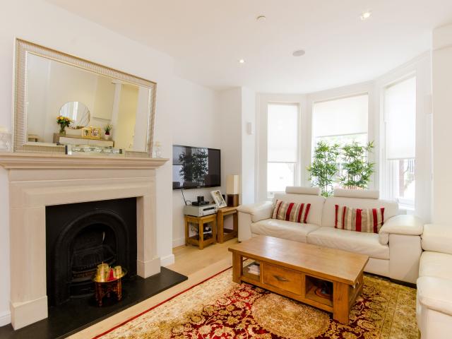 2 Bedrooms Flat for Rent in Fellows Road | Foxtons