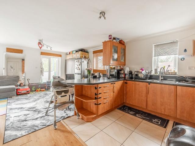 2 Bedrooms Flat for Rent in Fentiman Way | Foxtons