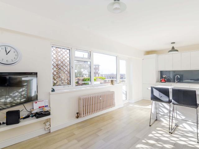 2 Bedrooms Flat for Rent in Finchley Road | Foxtons