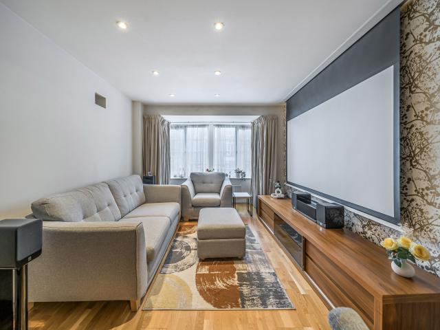 2 Bedrooms Flat for Rent in Flowers Avenue | Foxtons
