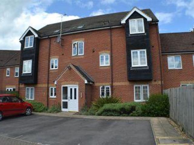 2 Bedrooms Flat for rent in Kestrels Mead, Tadley RG26