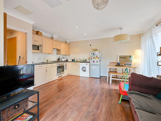 2 Bedrooms Flat for Rent in Hawks Road | Foxtons