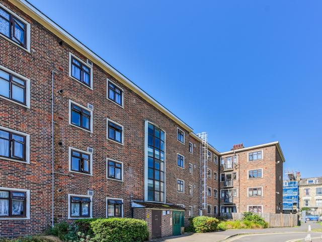 2 Bedrooms Flat for Rent in Haden Court, Lennox Road | Foxtons