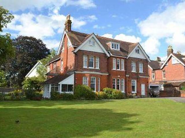 2 Bedrooms Flat for rent in Heathmere, The Avenue, Petersfield GU31