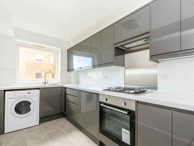 2 Bedrooms Flat for Rent in Henfield Road | Foxtons